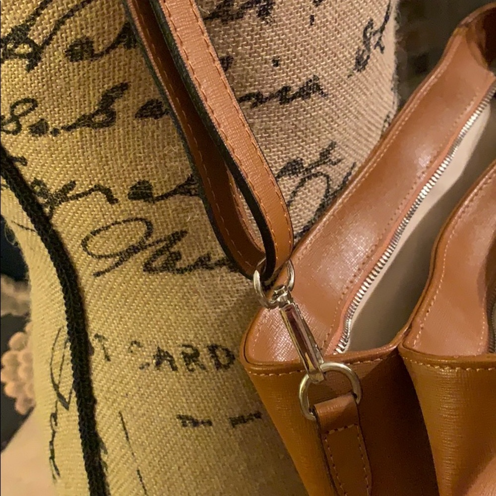 ⚡️⚡️⚡️EUC Leather purse - Picture 5 of 7
